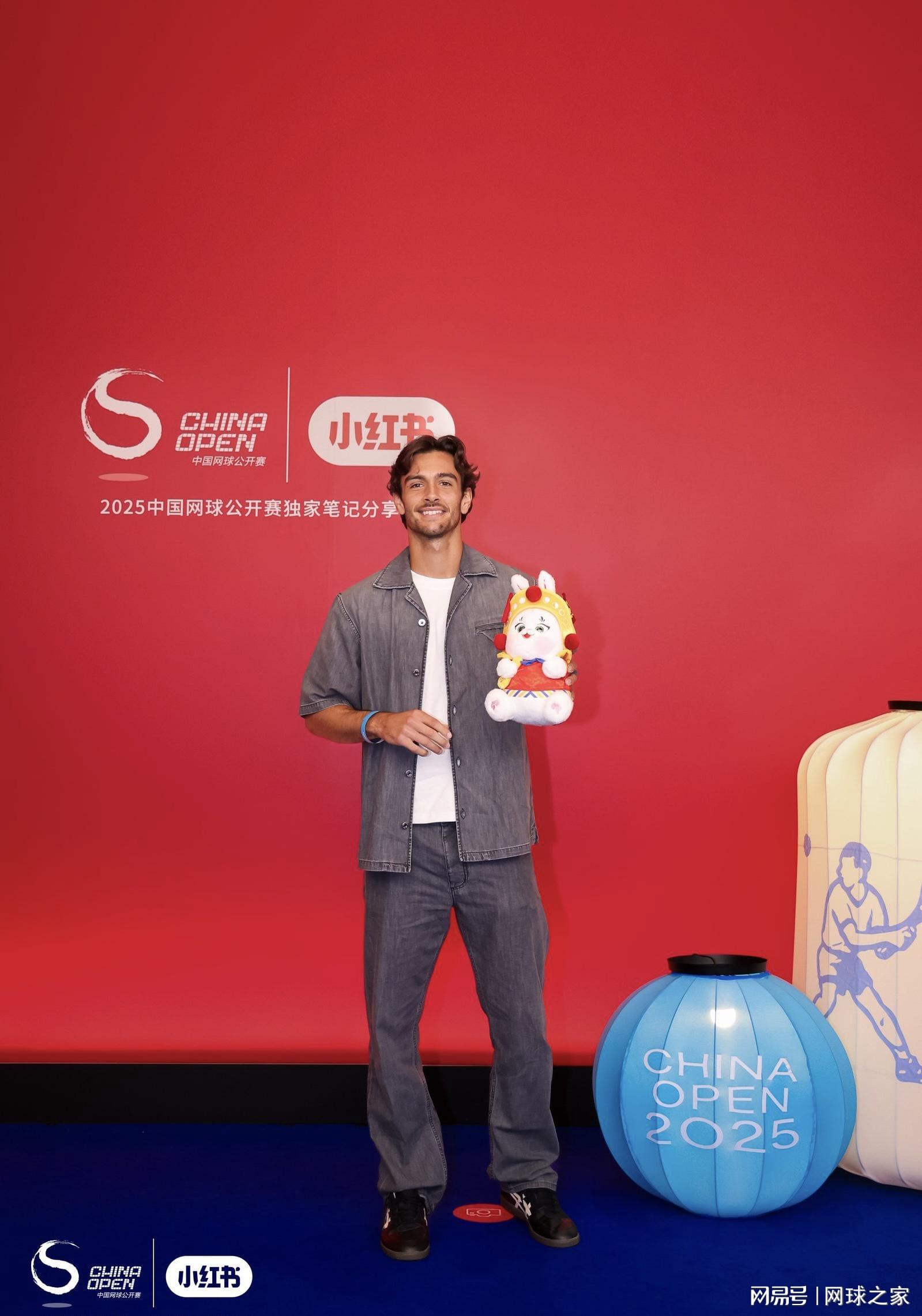 球网, 则是反思如, 鲜明对比