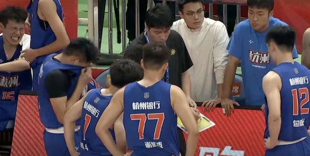 赛赛程过半, 负暂列小组, 分左右